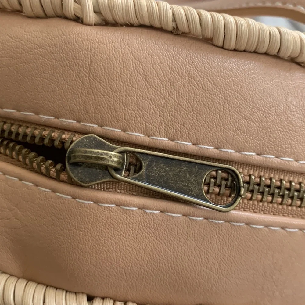Universal Thread Round Zip Closure Straw Bag